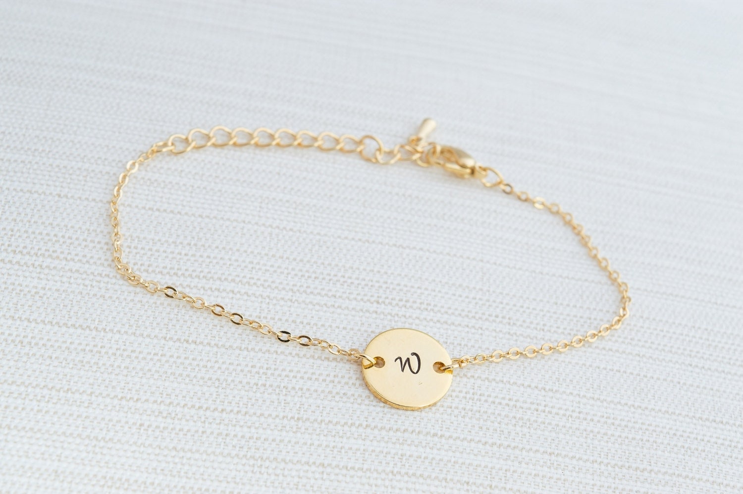 Gold Initial Armband Personalisierte Scheibe, Zierliche Stapelarmband Gold Initial Armband Personalisierte Scheibe, Zierliche Stapelarmband von CustomChic801