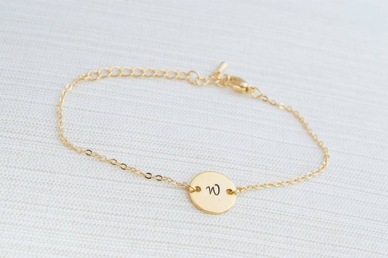 Gold Initial Armband Personalisierte Scheibe, Zierliche Stapelarmband Gold Initial Armband Personalisierte Scheibe, Zierliche Stapelarmband von CustomChic801