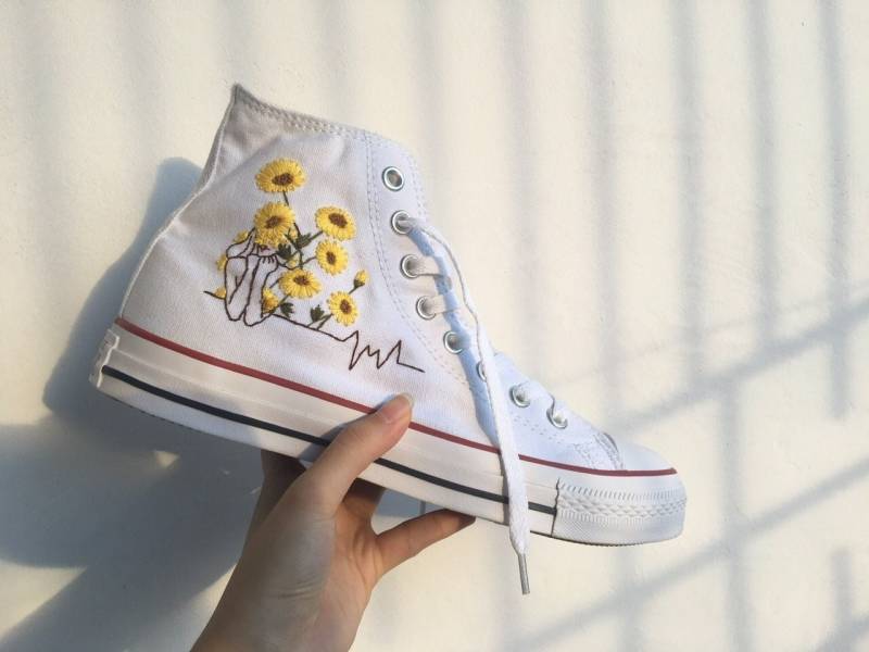 Gestickte Converse 1970S/Conversi Custom Flower Embroidery Gesticktes Conversum Sunflower Garden Logo von CustomConversDesigns