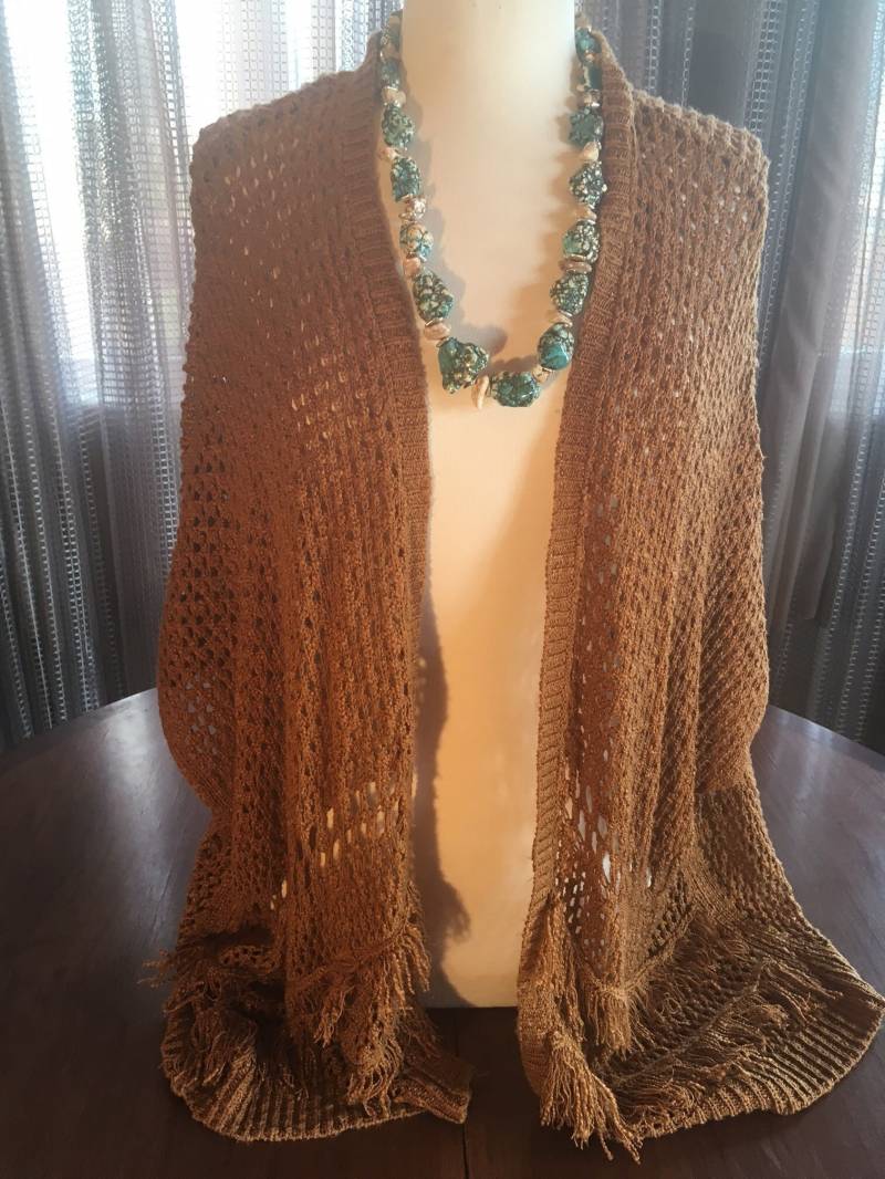 Benutzerdefinierte Couture Xl Schultertuch, Karamell-strickschal Mit Faux Türkis Und Beige Koralle Halskette 1614 von CustomCoutureShop