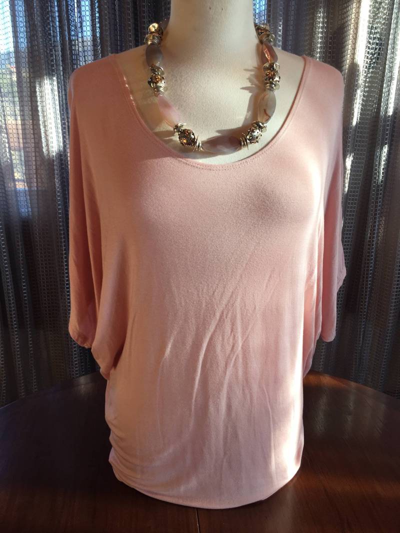 Benutzerdefinierte Xl Couture Set Pale Pink Quarz Statement Halskette Mit Blassrosa Strick Tunika 1149 von CustomCoutureShop