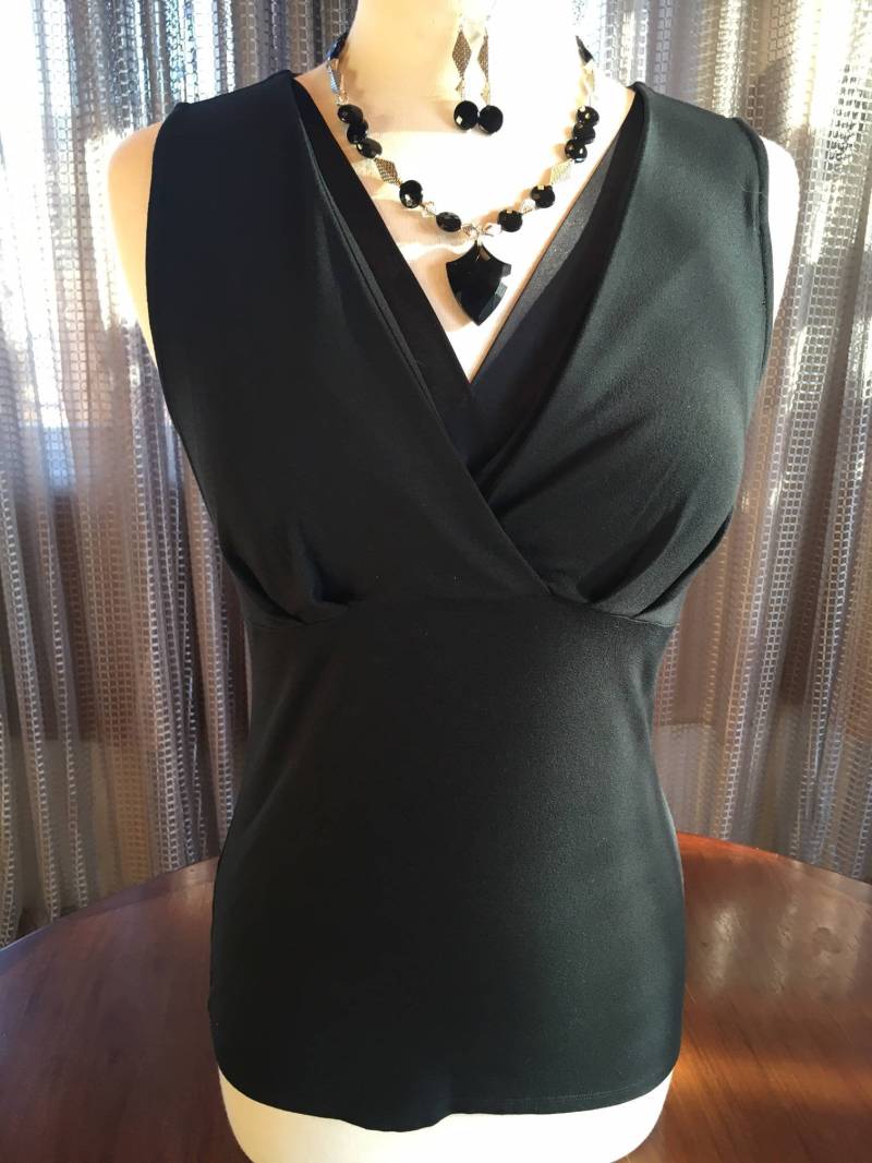 Custom Couture Kleiner Eleganter Schwarzer Tank Mit Facet Statement Halskette Und Ohrringe 1318 von CustomCoutureShop