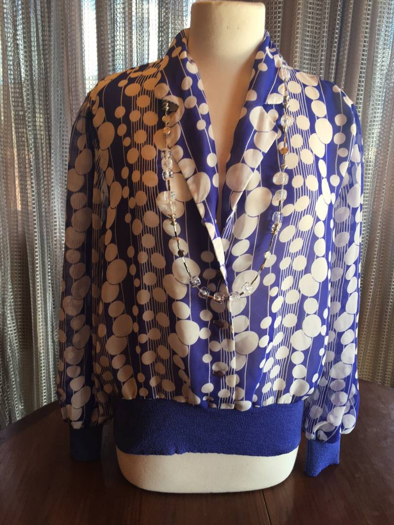 Custom Couture L Blau-Weiß Gemusterte Bluse Mit Langer Klarer Und Silberner Halskette 1542 von CustomCoutureShop