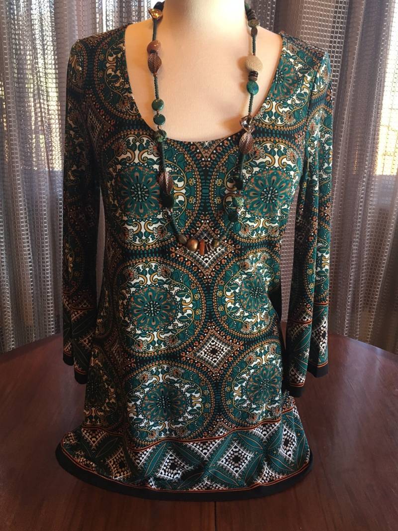 Custom Couture L Grüne Tunika Mit Kachelmuster Und Langer Grüner Perlenkette 1561 von CustomCoutureShop