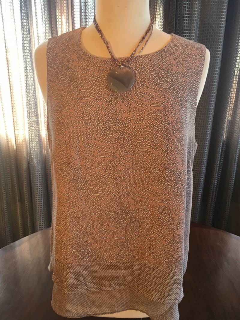 Custom Couture M Weich Rosa Und Grau Gepunktete Bluse Mit Weicher Achat Perlenkette 1493 von CustomCoutureShop