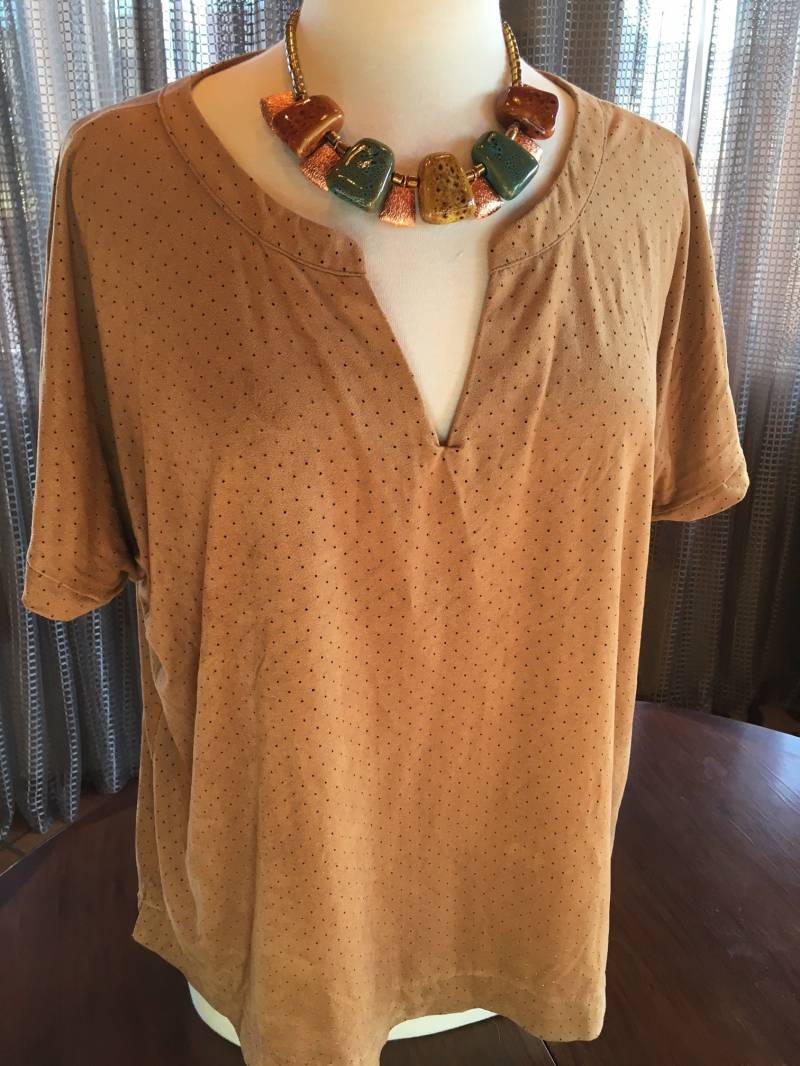 Custom Couture Xl Tan Ultrasuede Shirt Mit Benutzerdefinierten Southwest Keramik Und Kupfer Halskette 1365 von CustomCoutureShop