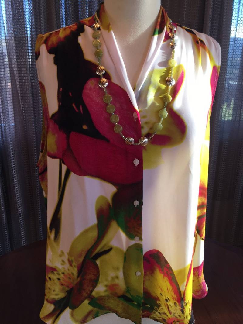 Custom Couture Xl Weiß Grün Und Rosa Blumenbluse Mit Grüner Perlenkette 1714 von CustomCoutureShop