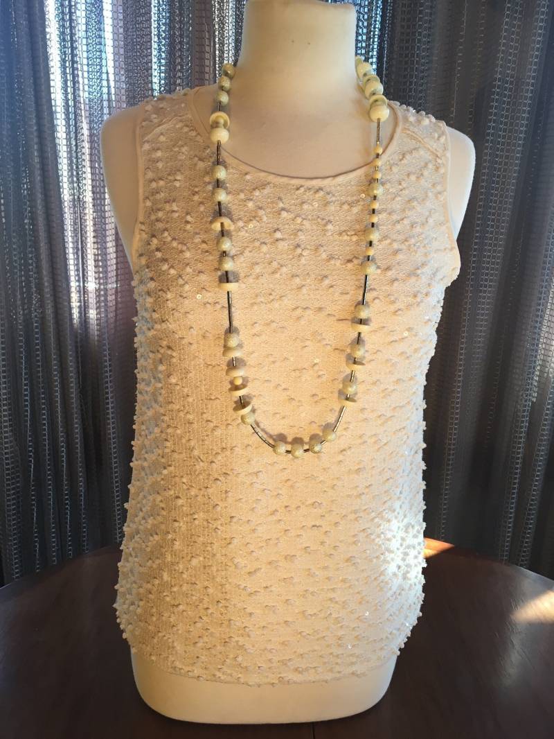 Custom Couture Xs Creme Strukturierter Tank Mit Langer Cremefarbener Und Goldener Halskette 1731 von CustomCoutureShop