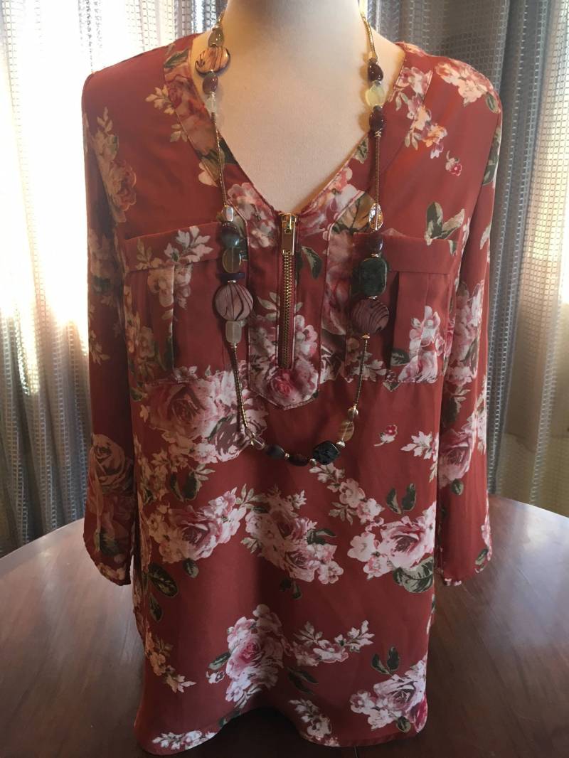 Custom S Couture Set Dusty Rose Und Grüne Mulit Perlen Lange Kette Mit Floral Bluse 1106 von CustomCoutureShop