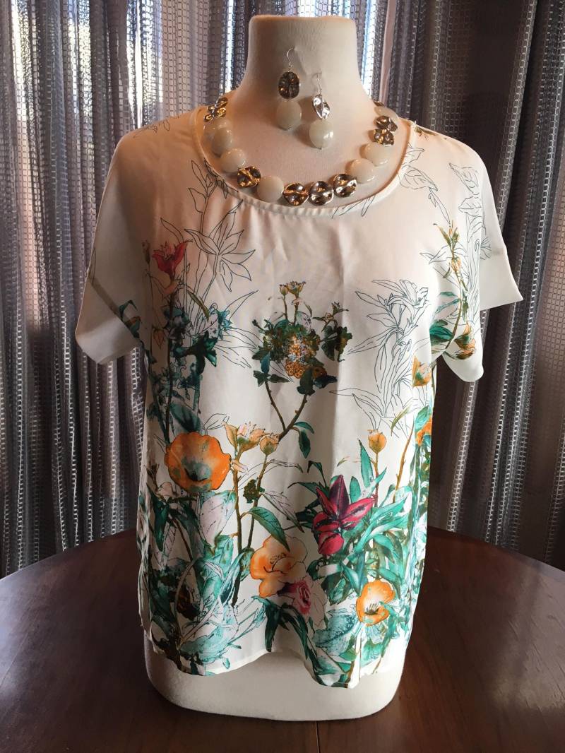 Custom S Couture-Set Weißer Runder Quarz Und Gehämmerter Silberhalskette Ohrringe Mit Weißer Transparenter Blumenbluse Small 1046 von CustomCoutureShop