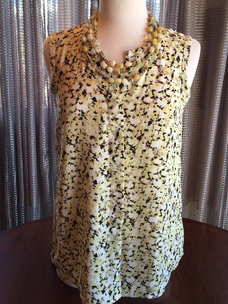 Custom S Couture Set Zart Gelb Drei Strang Halskette Mit Bronze Akzente Und Hellgelb Marmorierte Bluse Small 1050 von CustomCoutureShop