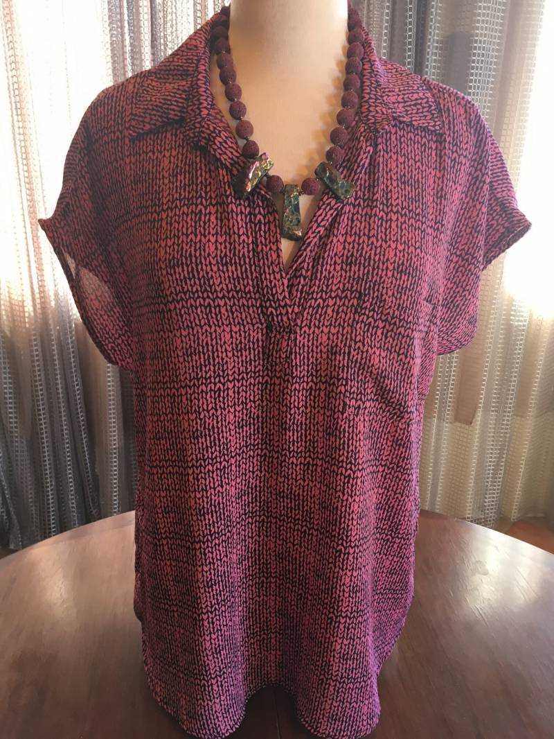 L Couture Set Mauve Lava Statement Kette Mit Und Marine Gemusterter Bluse Large 1181 von CustomCoutureShop