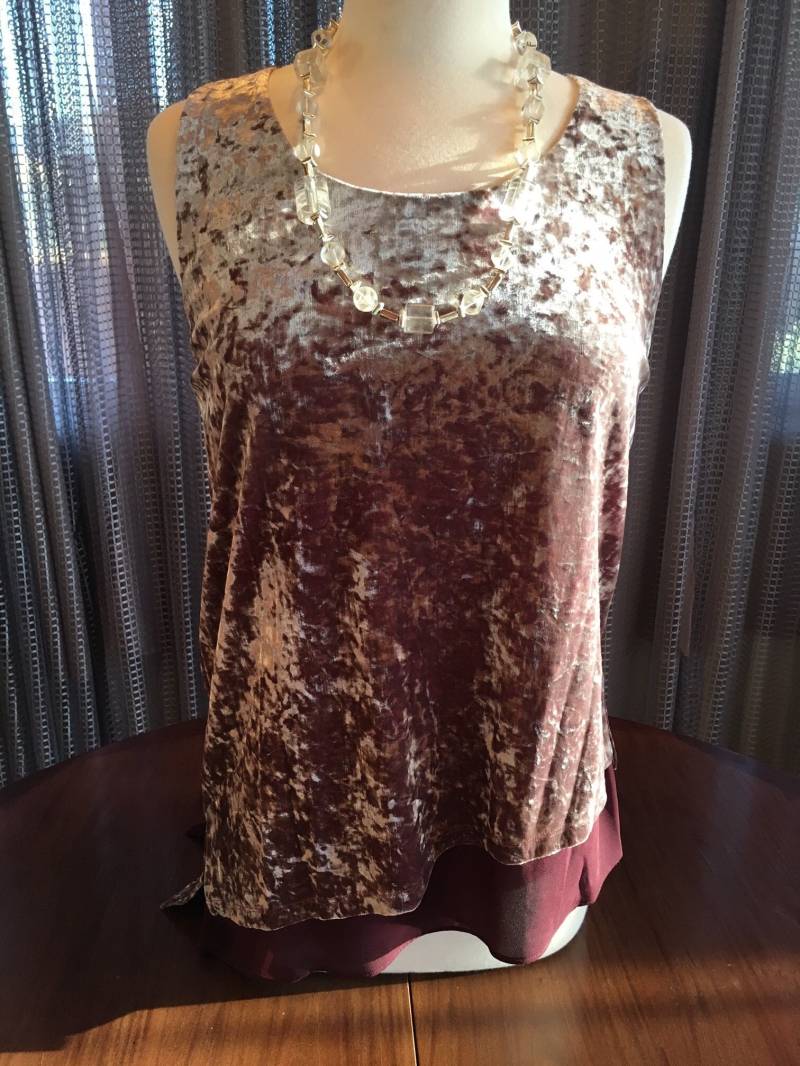 Maßgeschneidertes Couture M Tank Top Aus Silber Rosafarbenem Samt Mit Lucite Perlenkette 1707 von CustomCoutureShop