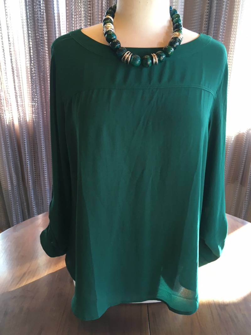 Nach Kundenwunsch Couture Xl Grüne Tunika Mit Großer Blau Perlen Kette 1763 von CustomCoutureShop