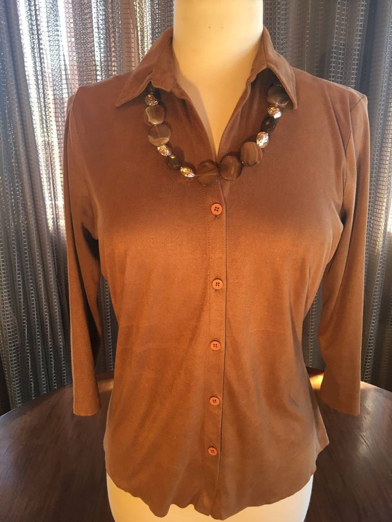 Spezialanfertigung Couture M Bluse Aus Ultrasuede in Beige Mit Gestreifter Quarz Halskette 1733 von CustomCoutureShop