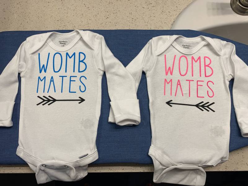 Mack Mates Onesies, Zwillinge Onesies von CustomCraftsByJenna