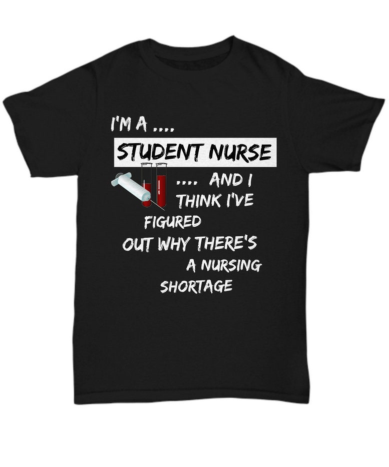 Lustiges Studenten Shirt. Geschenk Für Krankenpfleger. Krankenschwester Geschenke. in Der Ausbildung T-Shirt. Krankenpfleger Lustiges Studenten Shirt. Geschenk Für Krankenpfleger. Krankenschwester Geschenke. in Der Ausbildung T-Shirt. Krankenpfleger von CustomCre8tive