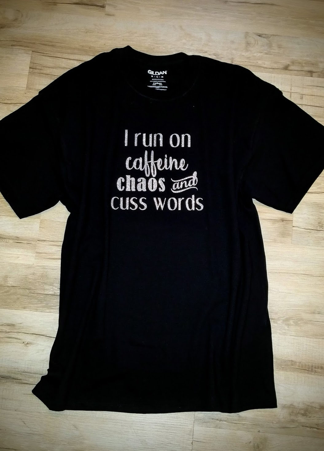 Ich Laufe Auf Koffein, Chaos & Fluchen Wörter/Koffein Gossensprache Mama-T-Shirts Ich Laufe Auf Koffein, Chaos & Fluchen Wörter/Koffein Gossensprache Mama-T-Shirts von CustomCreationsByKQ