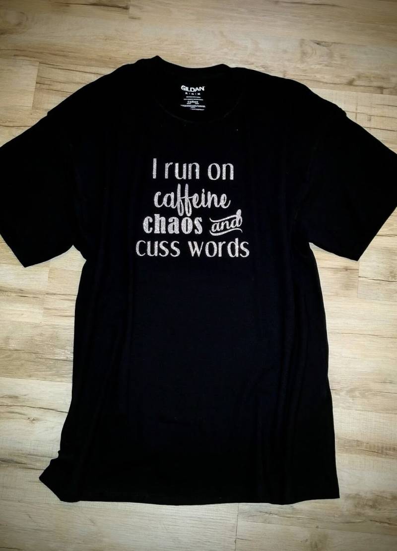 Ich Laufe Auf Koffein, Chaos & Fluchen Wörter/Koffein Gossensprache Mama-T-Shirts Ich Laufe Auf Koffein, Chaos & Fluchen Wörter/Koffein Gossensprache Mama-T-Shirts von CustomCreationsByKQ