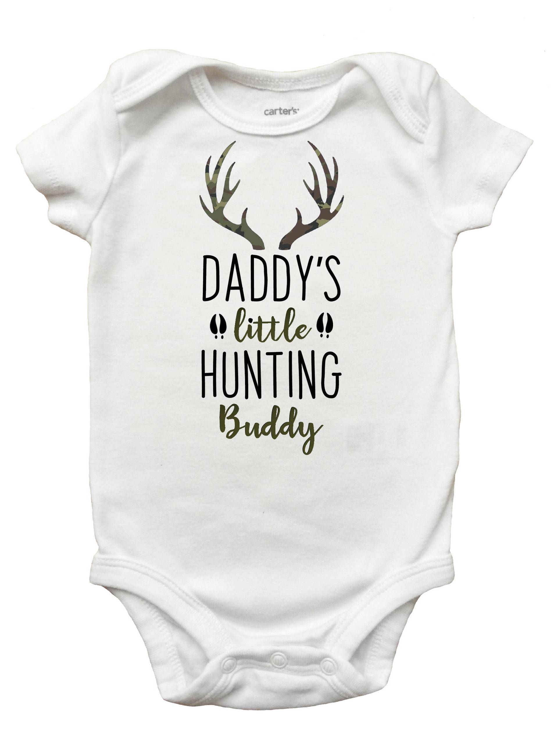 Papas Kleiner Jagdbuddy Baby Strampler - Vatertagsshirt Papas Kleiner Jagdbuddy Baby Strampler - Vatertagsshirt von CustomDesignsbyCycam