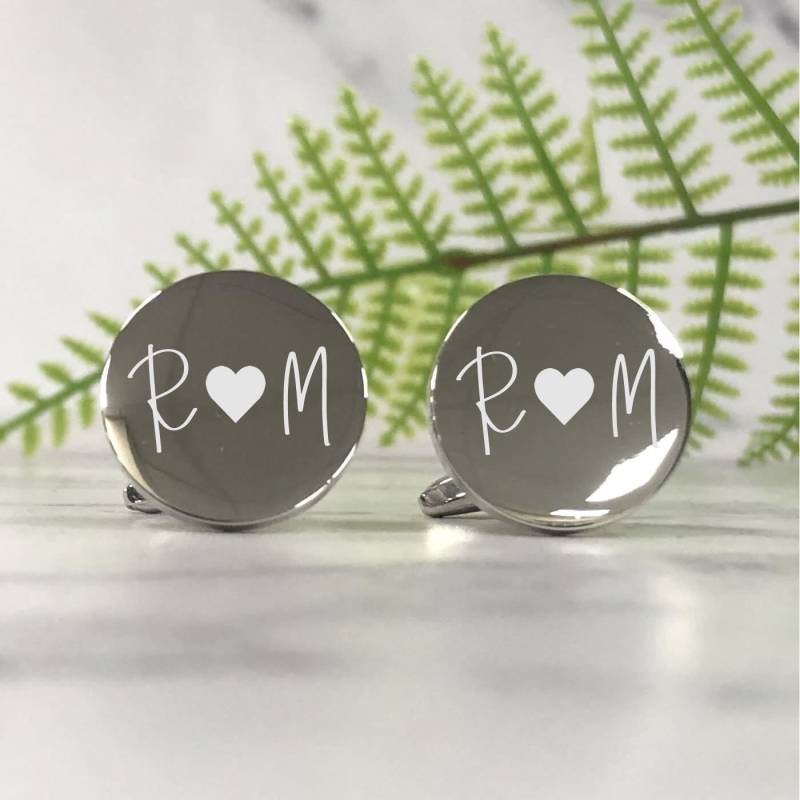 Silber Personalisierte Gravierte Initialen Und Herz Runde Hochzeitsmanschettenknöpfe - Geschenkbox Verfügbar von CustomGiftCoUK