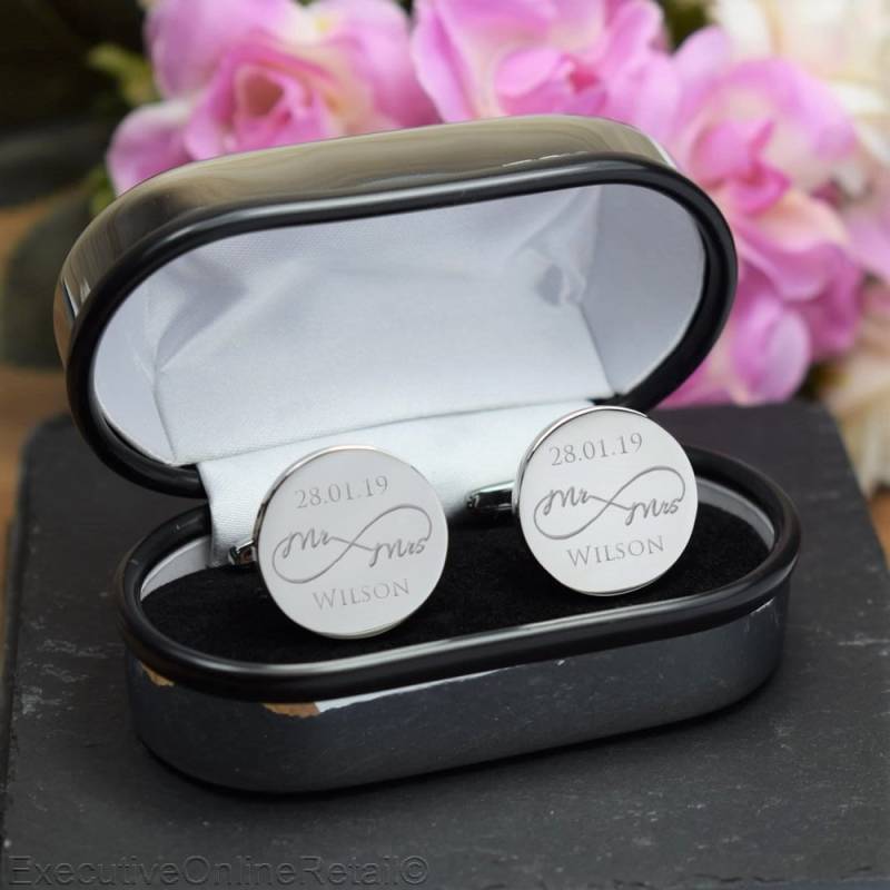 Silber Personalisierte Gravierte Runde Manschettenknöpfe -Hochzeitsgeschenk, Mr & Mrs, Infinity - Geschenkbox Verfügbar von CustomGiftCoUK