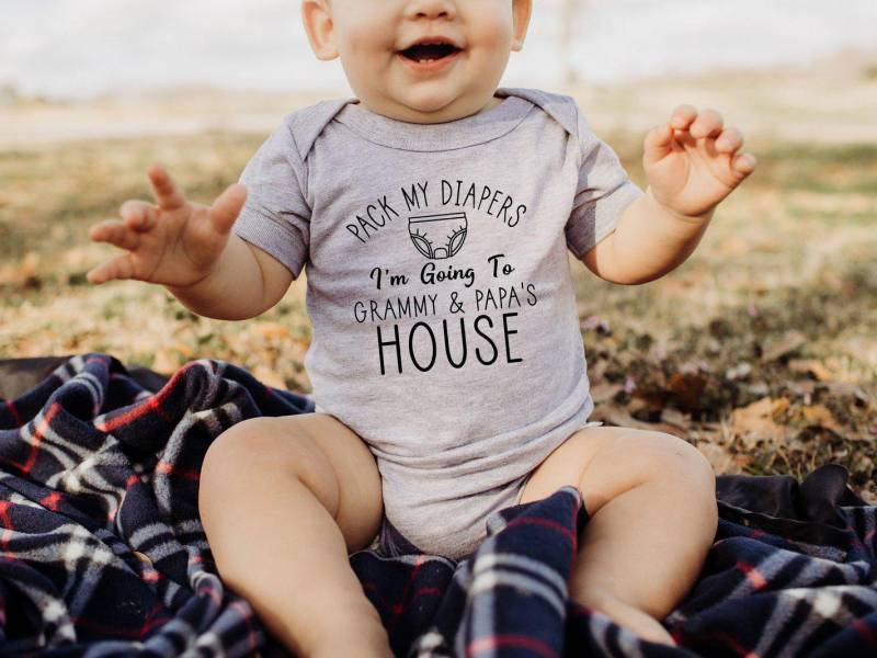 Baby Announcement Onesie®, Pack My Diapers Bodysuit, I'm Going To Grammy & Papa's House Onesie®, Pregnancy Reveal Bodysuit, Funny Grandchild von CustomGiftFairy