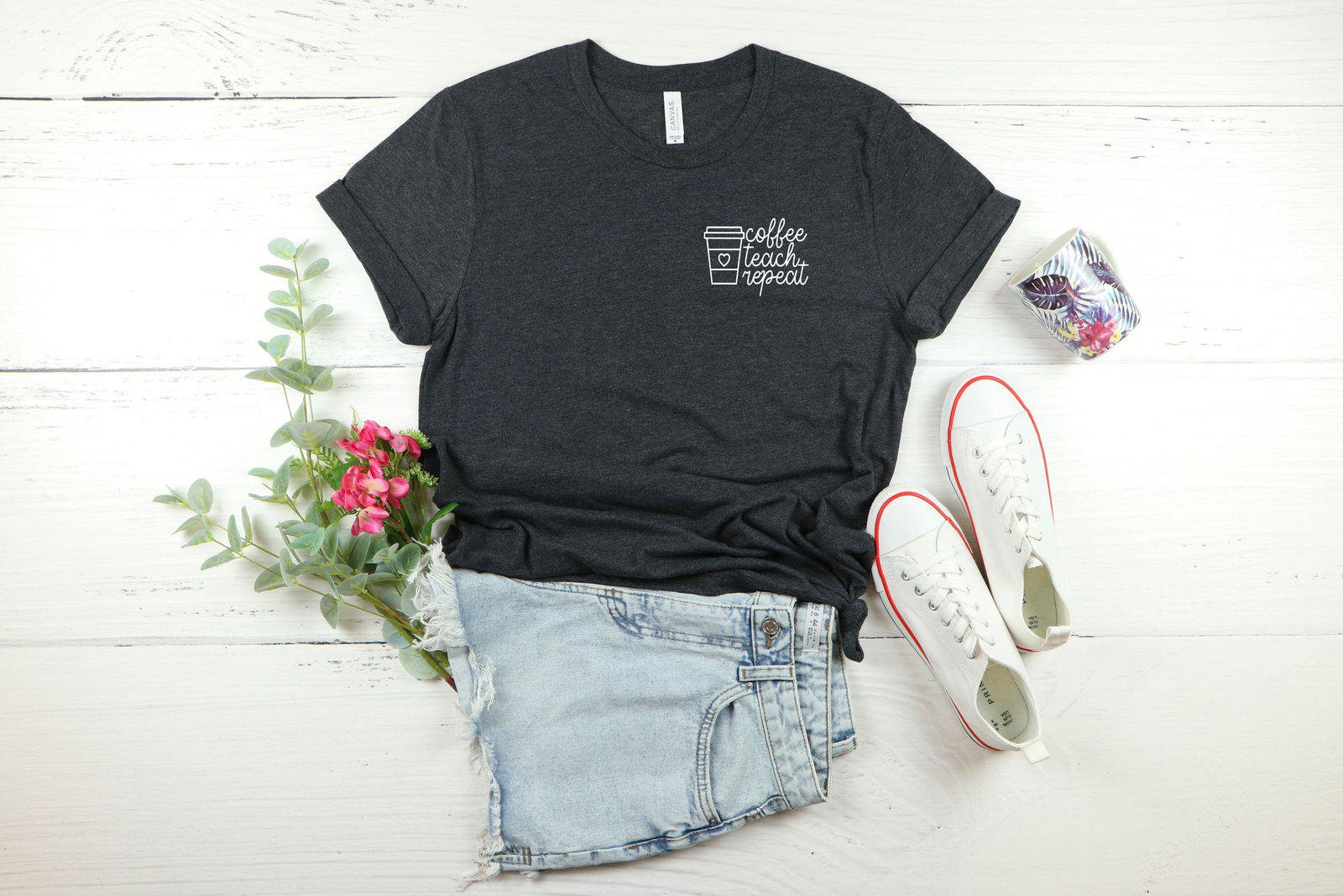 Coffee Teach Repeat Pocket Shirt, Minimalist Kindergarten Teacher T-Shirt, Funny Back To School Gift For Coffee Teach Repeat Pocket Shirt, Minimalist Kindergarten Teacher T-Shirt, Funny Back To School Gift For von CustomGiftFairy