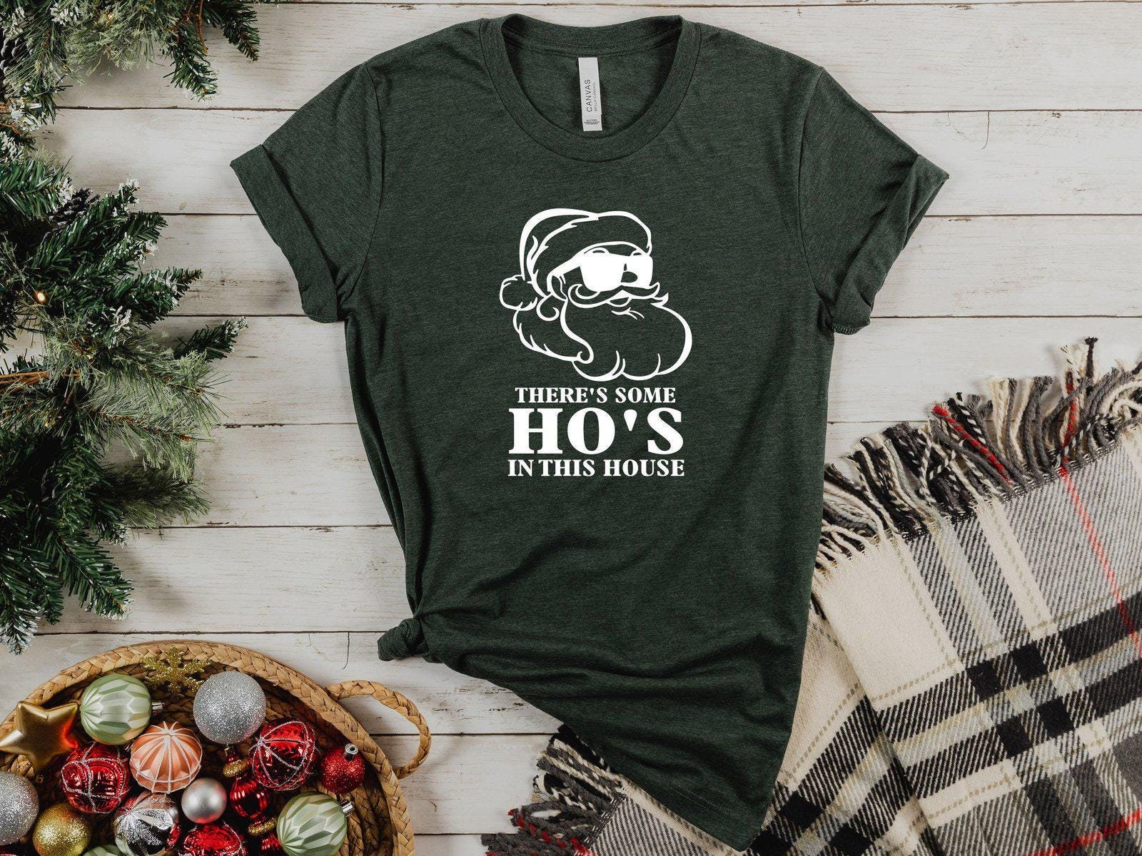 Funny Santa Shirt, Clause's Ho's Christmas There's Some Hos in This House Fun Tshirt, Gift von CustomGiftFairy