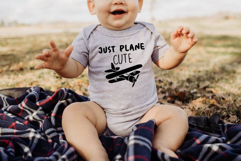 Just Plane Cute Bodysuit, Travel Baby Gift, Airplane Onesie, Shower Daddy's Copilot Pilot Welcome von CustomGiftFairy
