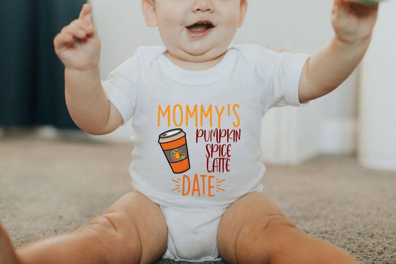 Mommy's Pumpkin Spice Latte Date Baby Onesie®, Cute Fall Bodysuit, Bodysuit, Pumpkin Gift, Autumn Onesie®, Halloween Suit von CustomGiftFairy