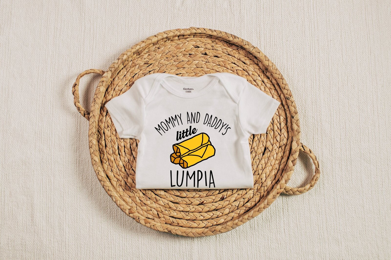 Mommy & Daddy's Little Lumpia Bodysuit, Pinay Present Onesie®, Cute Filipino Parents Gift, Mom Dad Baby Shower Gift von CustomGiftFairy