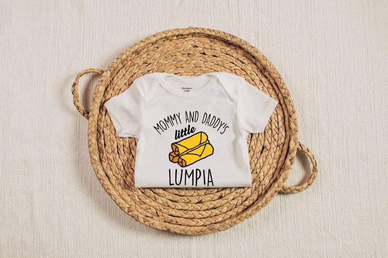 Mommy & Daddy's Little Lumpia Bodysuit, Pinay Present Onesie®, Cute Filipino Parents Gift, Mom Dad Baby Shower Gift von CustomGiftFairy