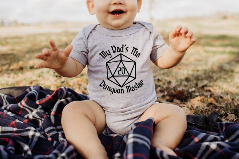 My Dad's The Dungeon Master Bodysuit, Baby Shower Onesie®, Future Funny Gamer Dad Gift von CustomGiftFairy
