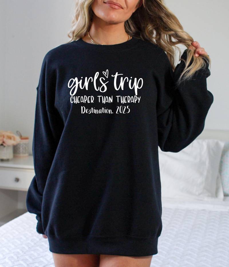 Personalized Girls Trip 2025 Sweatshirt, Weekend Cheaper Than Therapy Sweatshirt, Girls Camping Sweatshirt von CustomGiftFairy