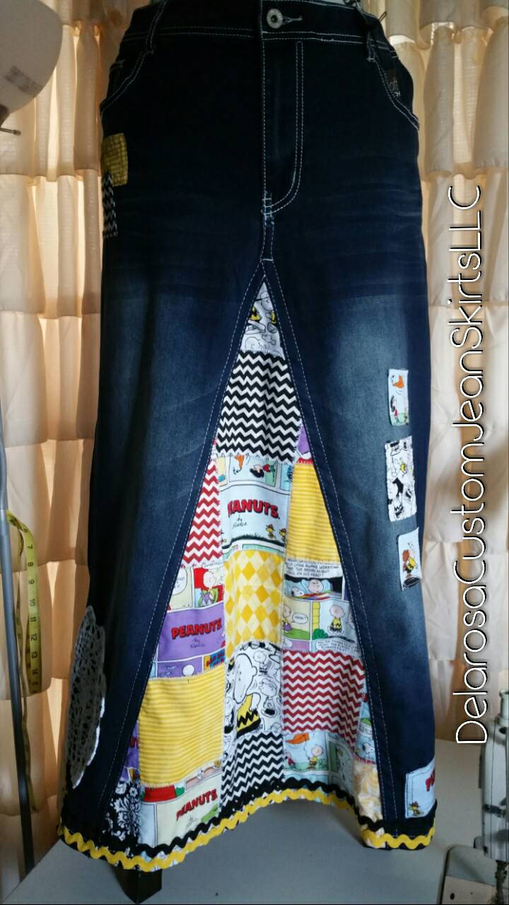 Delarosa Charlie Brown Peanuts Hippie Patchwork Langer Jeansrock Nach Ihrer Größe Und Länge von CustomJeanSkirts