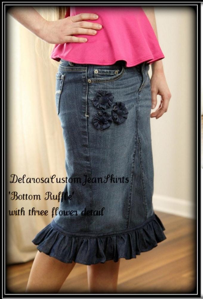 Delarosa Schöner Rüschen Bescheidener Jeansrock Mit Drei Blumen Detail Benutzerdefinierte Größe 2 4 6 8 10 12 14 16 18 20 22 24 26 von CustomJeanSkirts