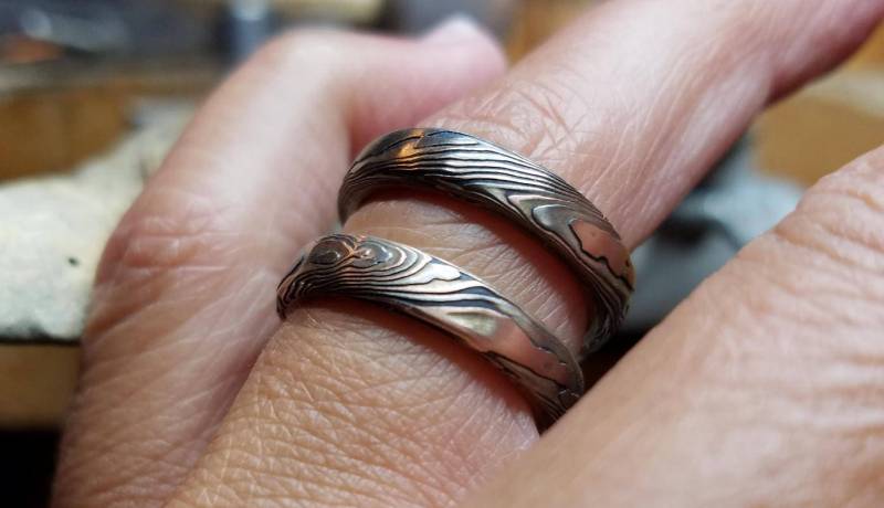 Dazu Passende Hochzeitsringe Mit Einzigartiger Mokume Gane Holzmaserung von CustomMokumeGane