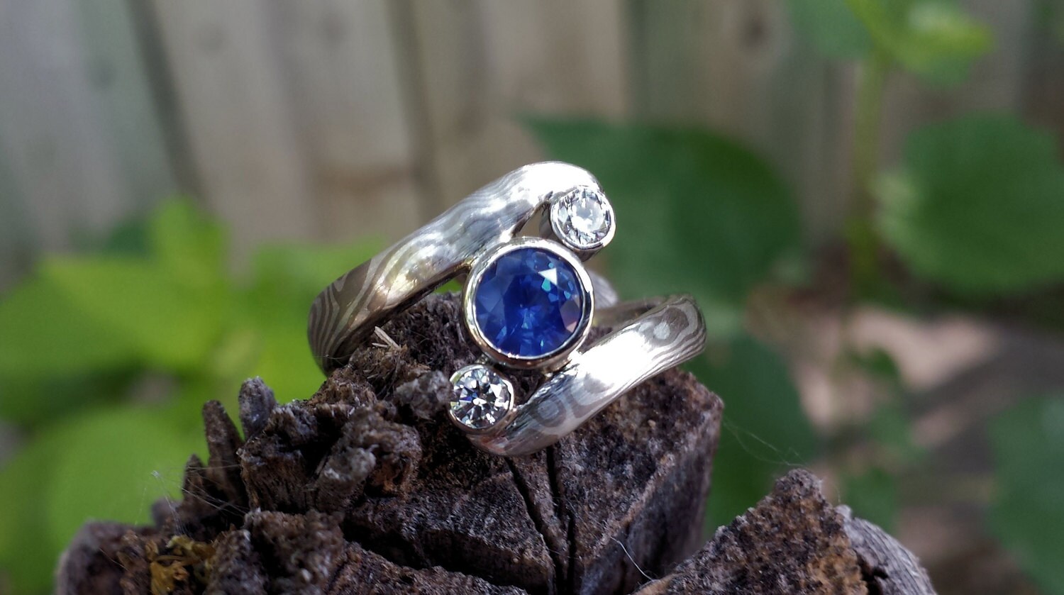 Drei Stein Mokume Gane Verlobungsring Mit Blauem Saphir Und Diamanten von CustomMokumeGane