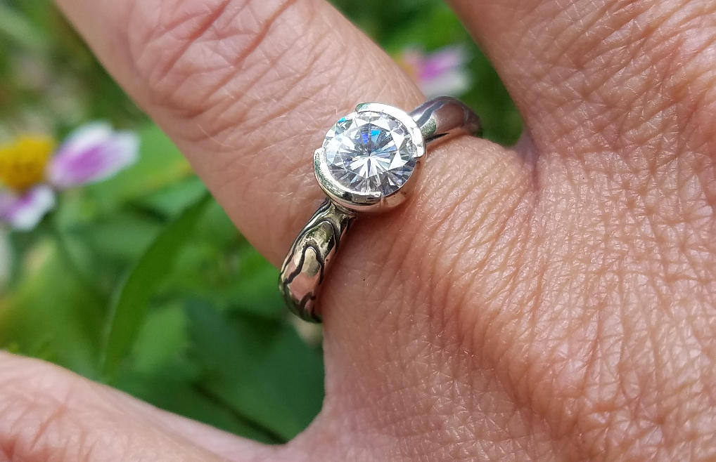 Einzigartiger Moissanit Solitär Weißgold Mit Sterling Mokume Gane von CustomMokumeGane