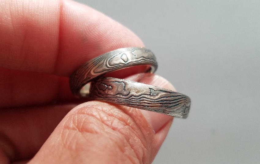 Einzigartiger Passender Ehering Aus Weißgold Mit Mokume Gane Holzmaserung von CustomMokumeGane