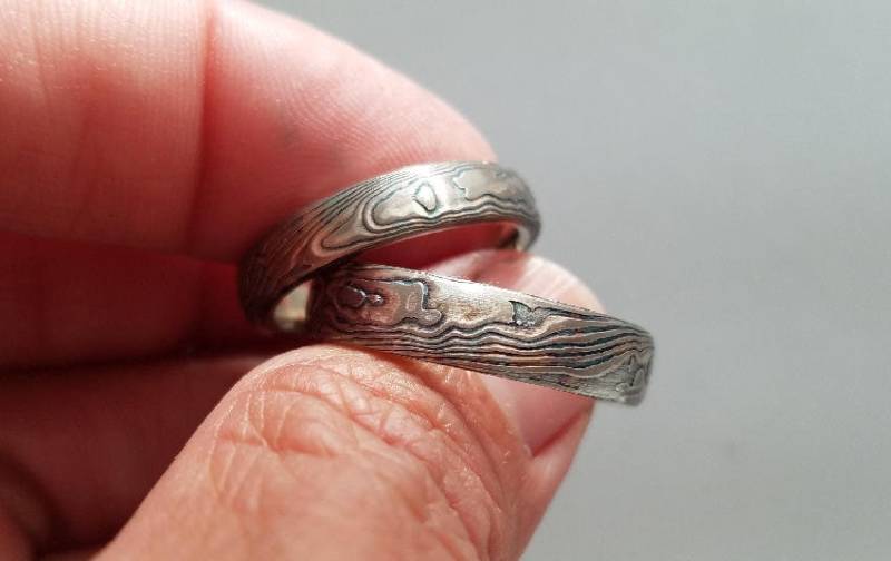 Einzigartiger Passender Ehering Aus Weißgold Mit Mokume Gane Holzmaserung von CustomMokumeGane