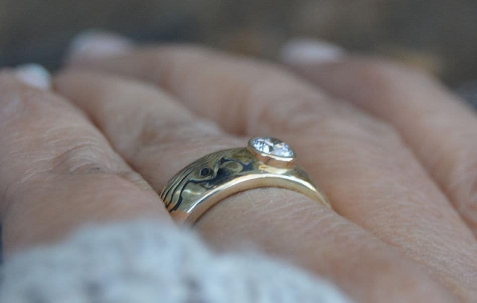 Handgefertigter Mokume Gane Verlobungsring Mit Tief Eingefasstem Stein von CustomMokumeGane