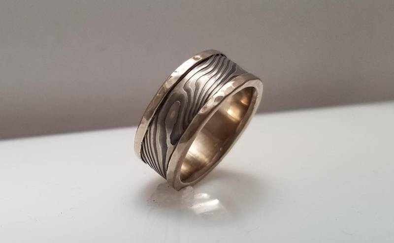 Handgefertigter Rustikaler Ehering Mit Holzmaserung Und Holzrelief von CustomMokumeGane