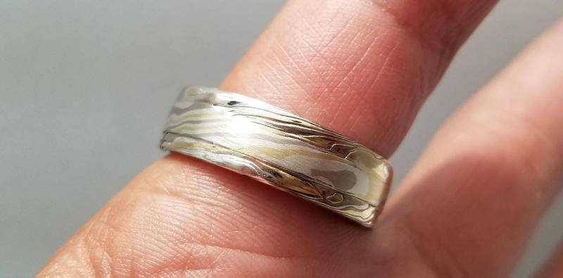 Handwerklich Gefertigter Ehering Geätzter Mokume Gane Ring Mit Glatter Mitte von CustomMokumeGane