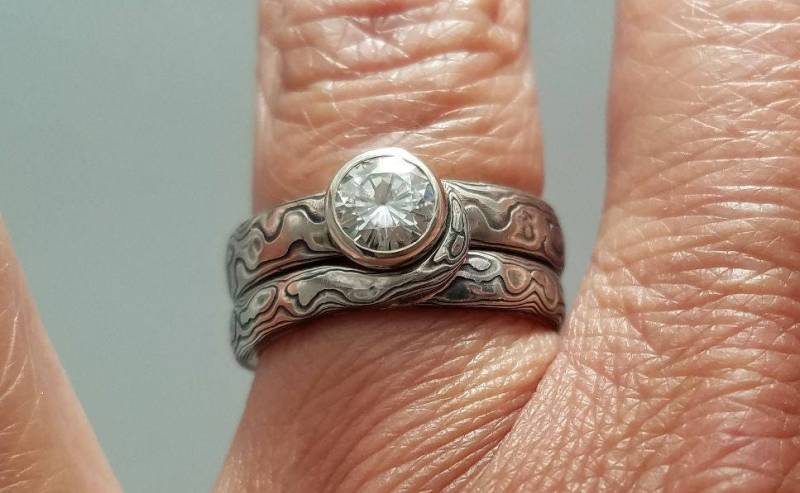 Ineinandergreifender Mokume Gane Verlobungsring Mit Voller Einfassung von CustomMokumeGane