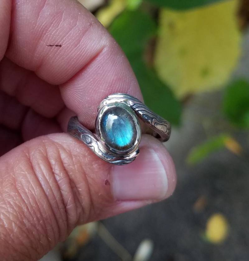 Labradorit Cabochon in Holz Metall Mokume Gane Sonderanfertigung von CustomMokumeGane