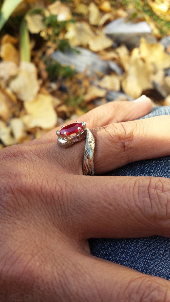 Marquise Rubin Solitär Ring Geätztes Mokume Gane Band von CustomMokumeGane