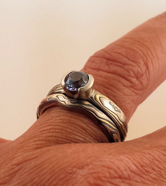 Mokume Gane Saphir Verlobungsring Set Weiß - & Gelbgold, Sterling Silber von CustomMokumeGane