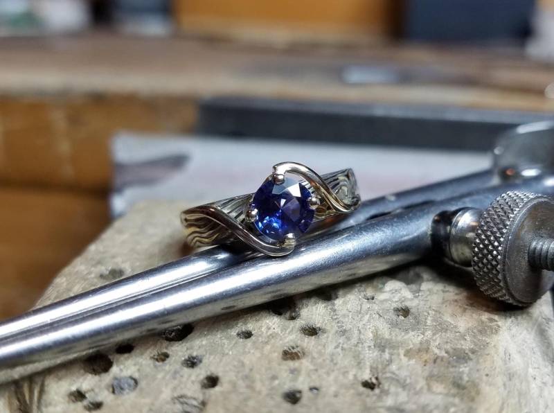 Mokume Gane Solitär Ring Holzmaserung Twist, Palladium Weißgold von CustomMokumeGane